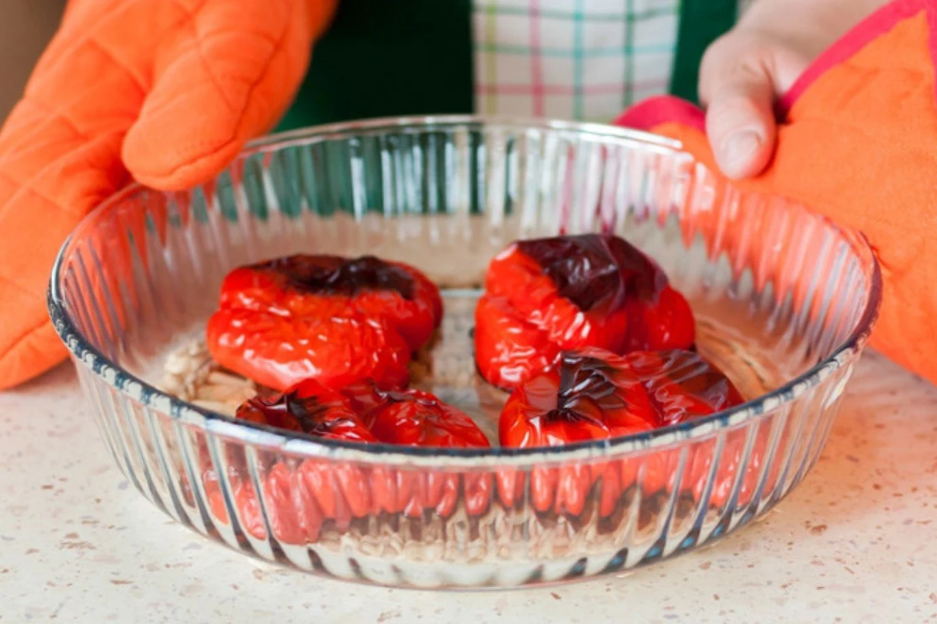 Przyrumieniona skórka to znak, że najwyższa pora wyjąć papryki z piekarnika