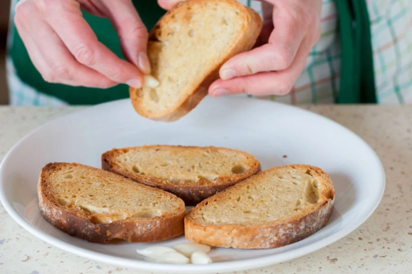 Czosnek świetnie pasuje do chrupiącej bagietki