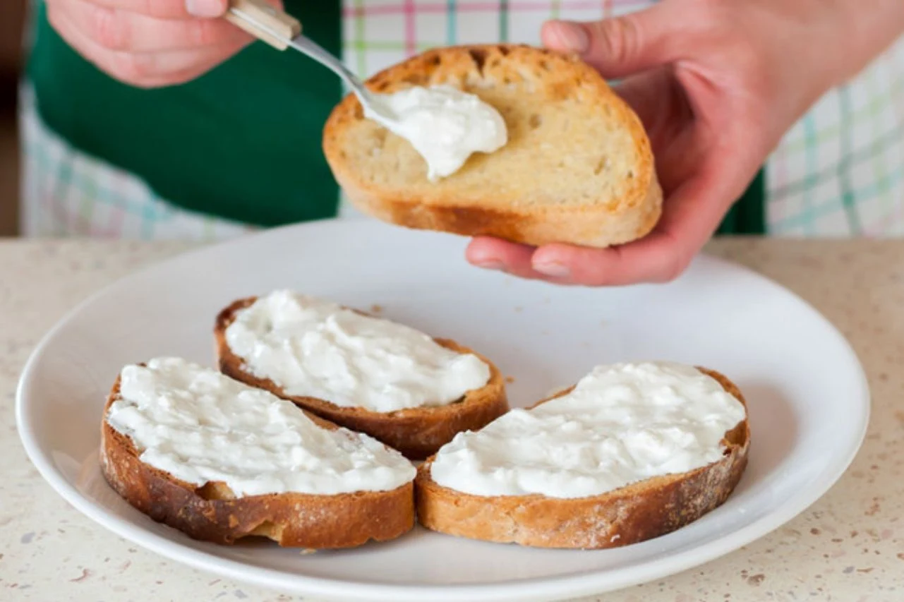 Serek kanapkowy zrównoważy smak i doda aksamitnej konsystencji