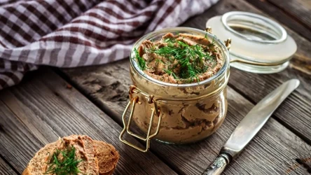 Kremowa pasta z wątróbki drobiowej świetnie nada się na pyszne śniadanie