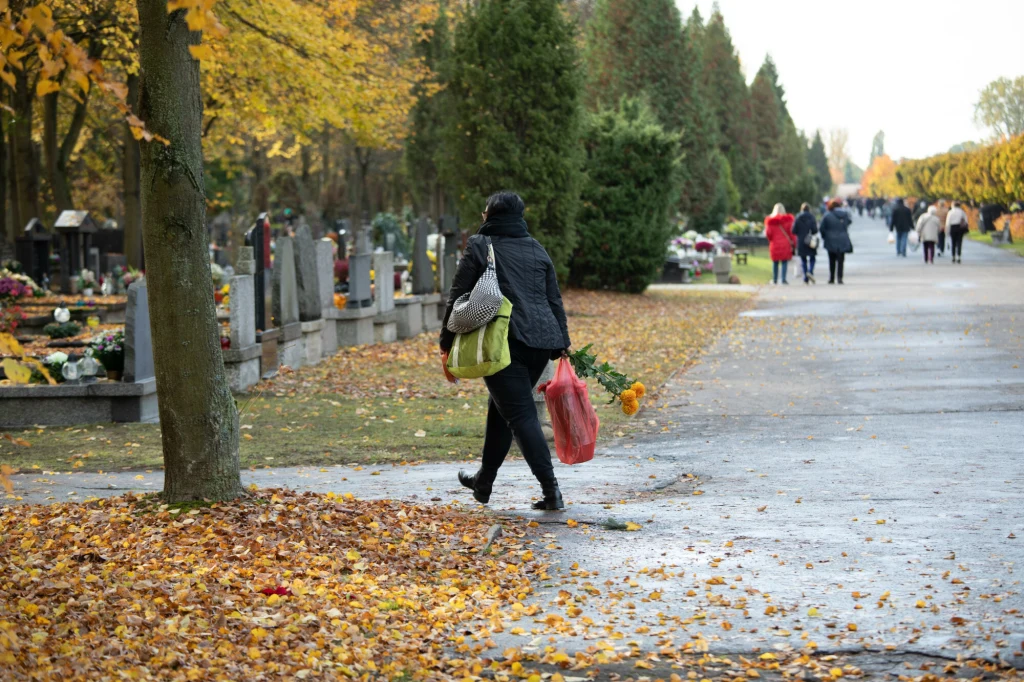 Nie oglądaj się za siebie na cmentarzu. Ważna zasada dla odwiedzających Nie oglądaj się za siebie na cmentarzu. Ważna zasada dla odwiedzających