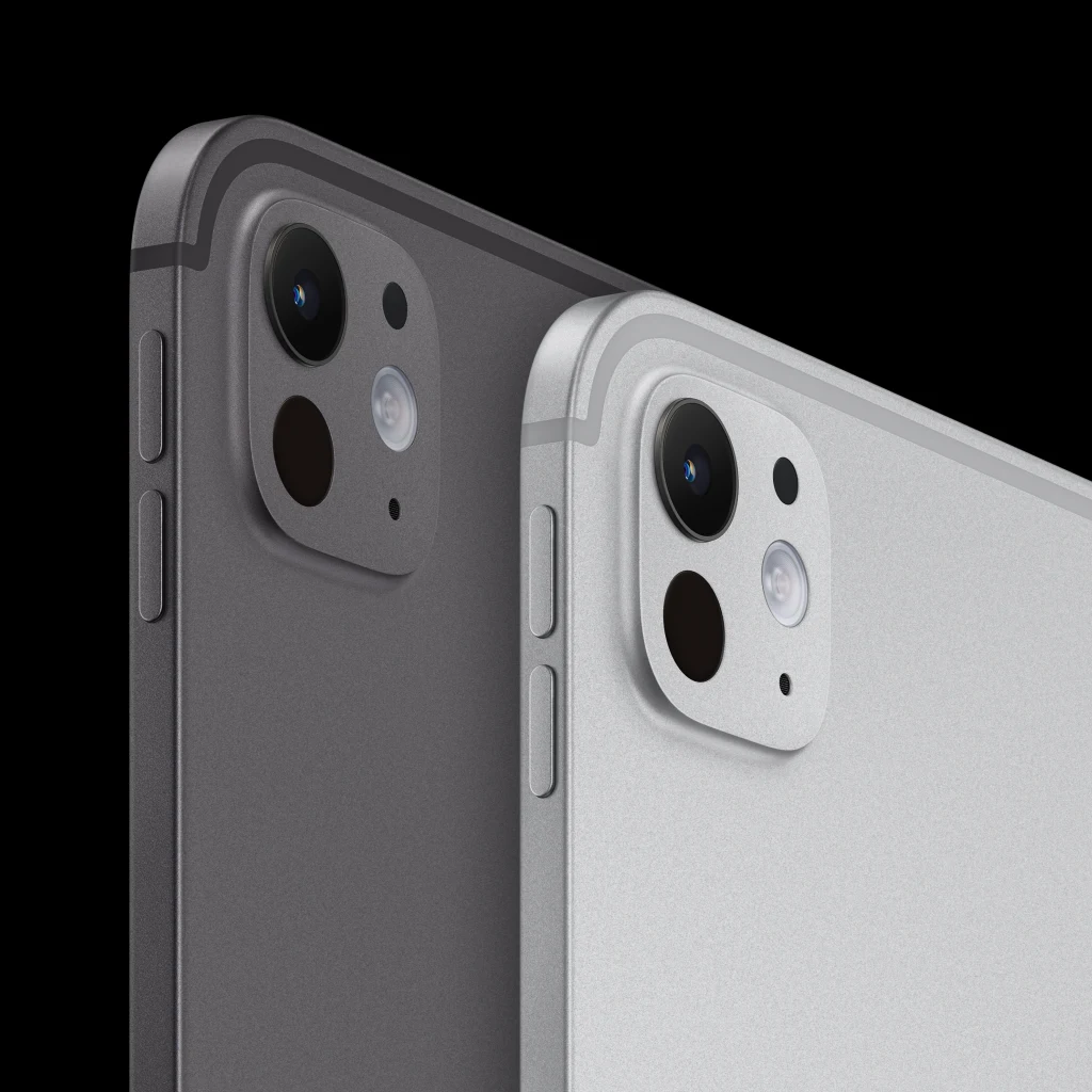 iPad Pro z czipem M5 oferowany jest w dwóch kolorach obudowy. Dwa tablety w odcieniach czarnym i srebrnym, ujęte z bliska na tle czarnego tła, eksponujące detal aparatu fotograficznego oraz przyciski po boku obudowy