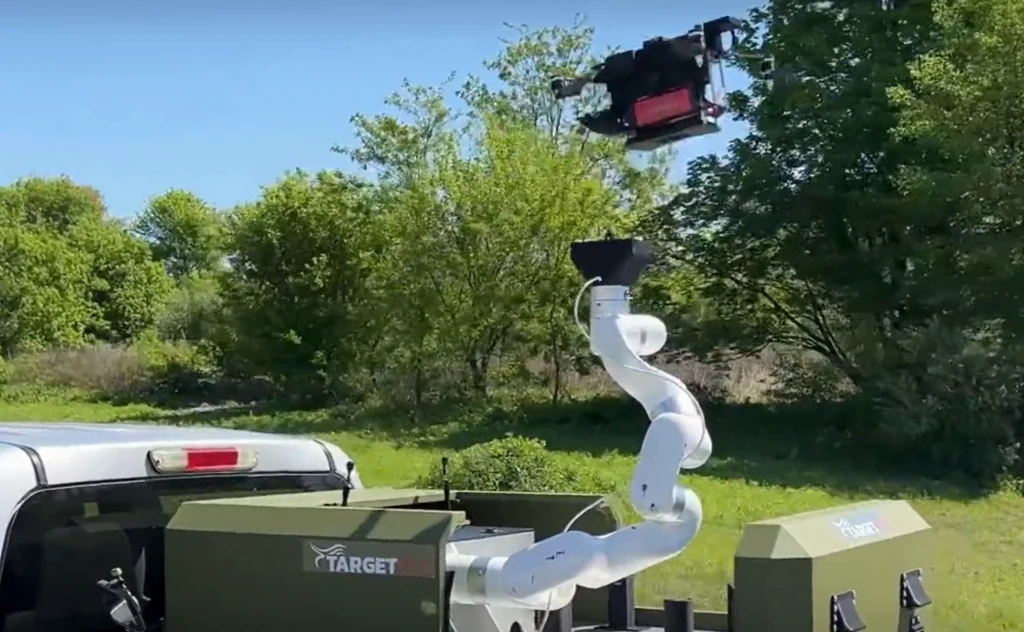 Ralar to zapowiedź przyszłości, w której pojazdy bojowe stają się mobilnymi bazami dla dronów