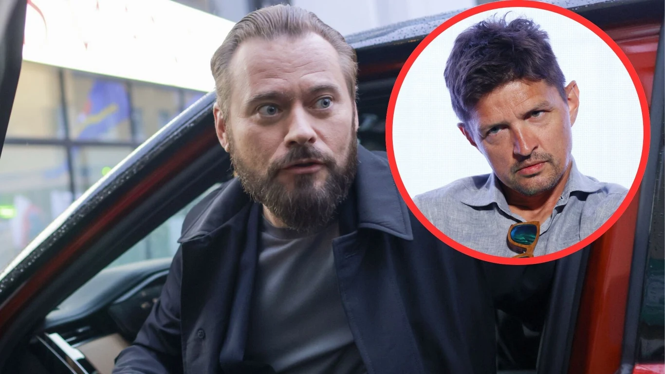 Mężczyzna z brodą wychodzi z samochodu, mając zaniepokojony wyraz twarzy, w prawym górnym rogu znajduje się wstawione okrągłe zdjęcie innego mężczyzny o poważnym spojrzeniu.