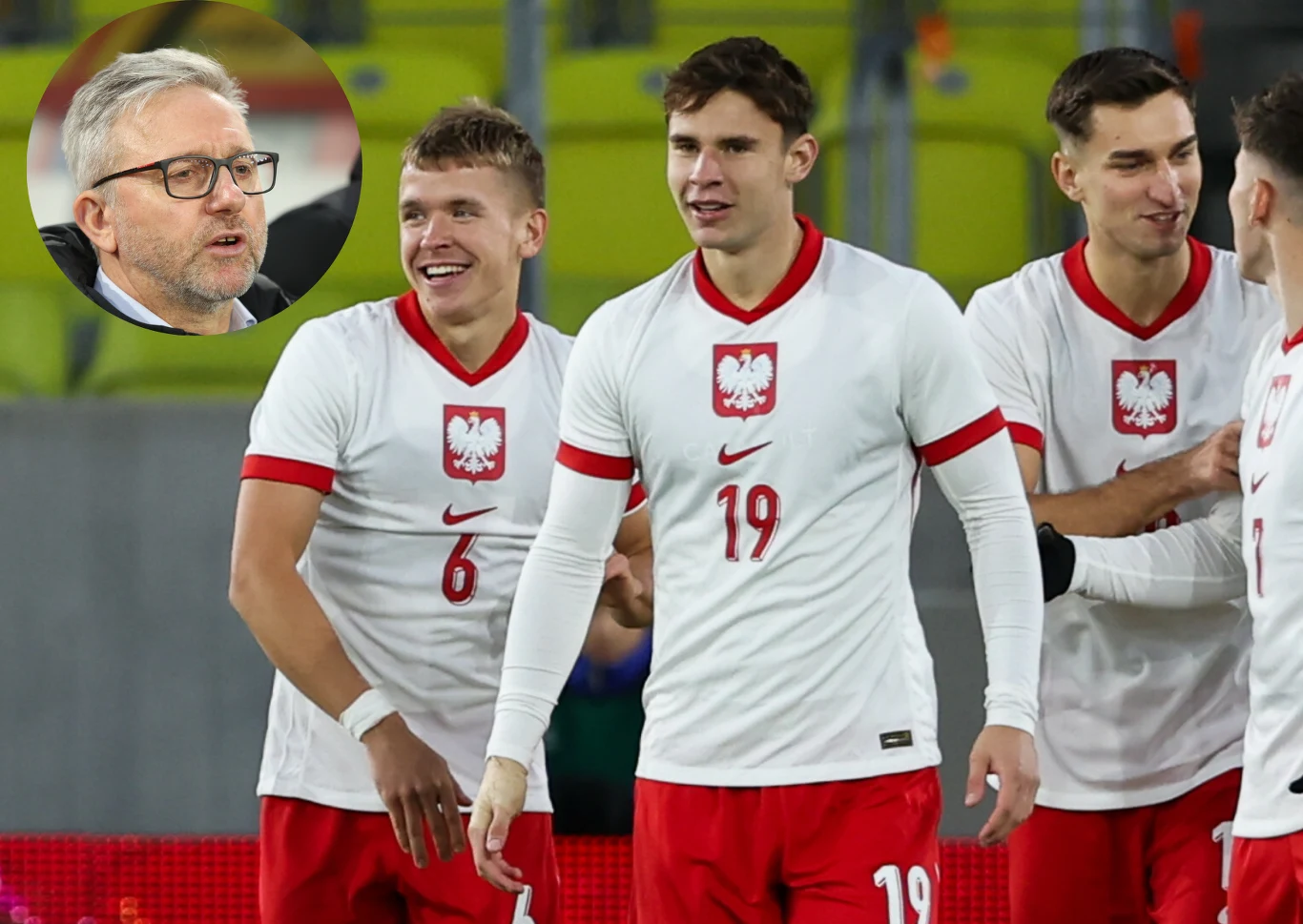 Jerzy Brzęczek i najważniejsze gwiazdy jego drużyny - Antoni Kozubal, Marcel Krajewski, Tomasz Pieńko i Oskar Pietuszewski Grupa polskich piłkarzy w białych koszulkach z orłem na piersi świętuje na boisku, w lewym górnym rogu widoczne jest okrągłe wstawienie z mężczyzną w okularach udzielającym wywiadu.