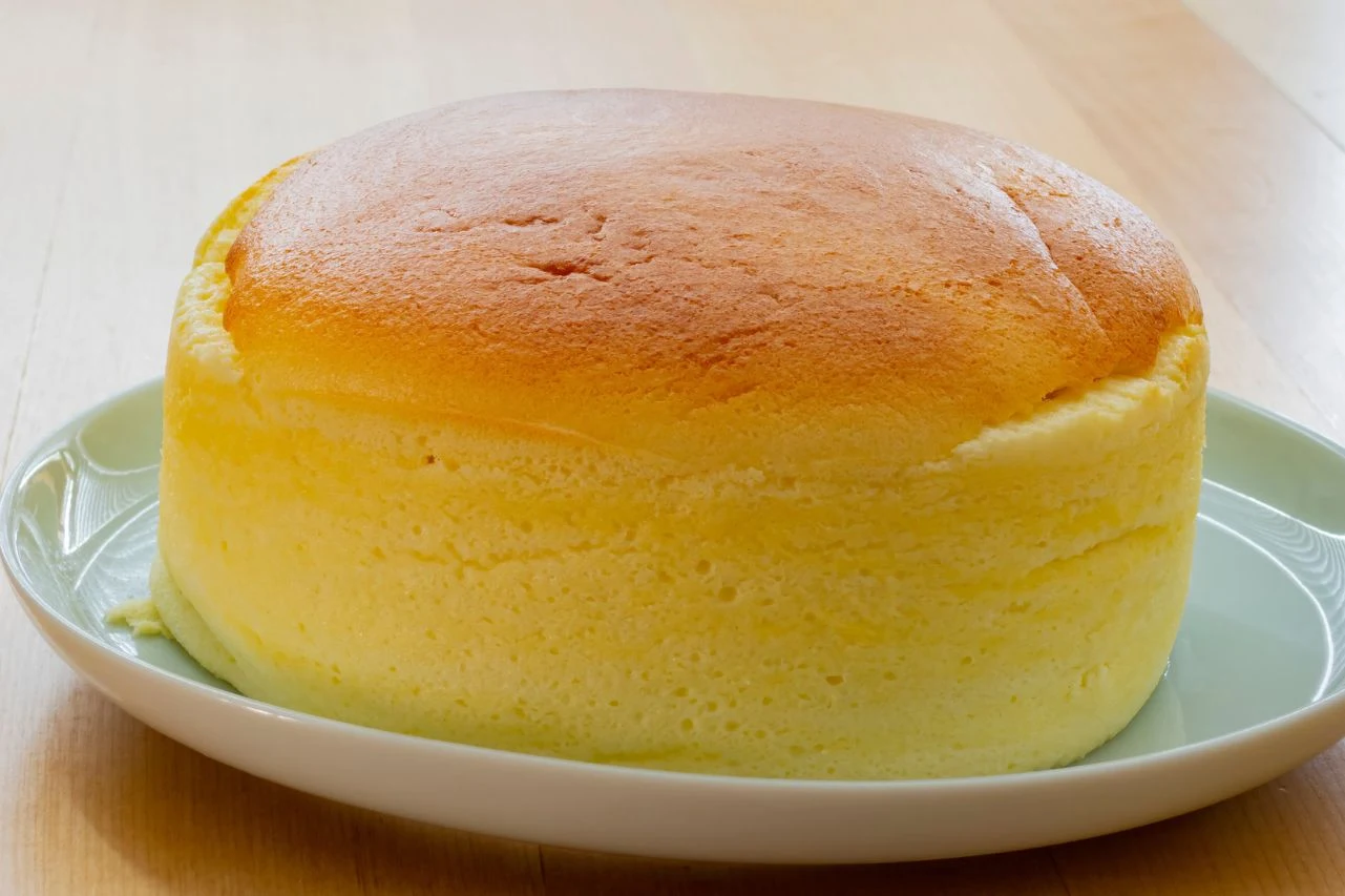 Biszkopt japoński pięknie wyrasta i charakterystycznie "trzęsie" się przy poruszaniu talerzem Biszkopt japoński pięknie wyrasta i charakterystycznie "trzęsie" się przy poruszaniu talerzem