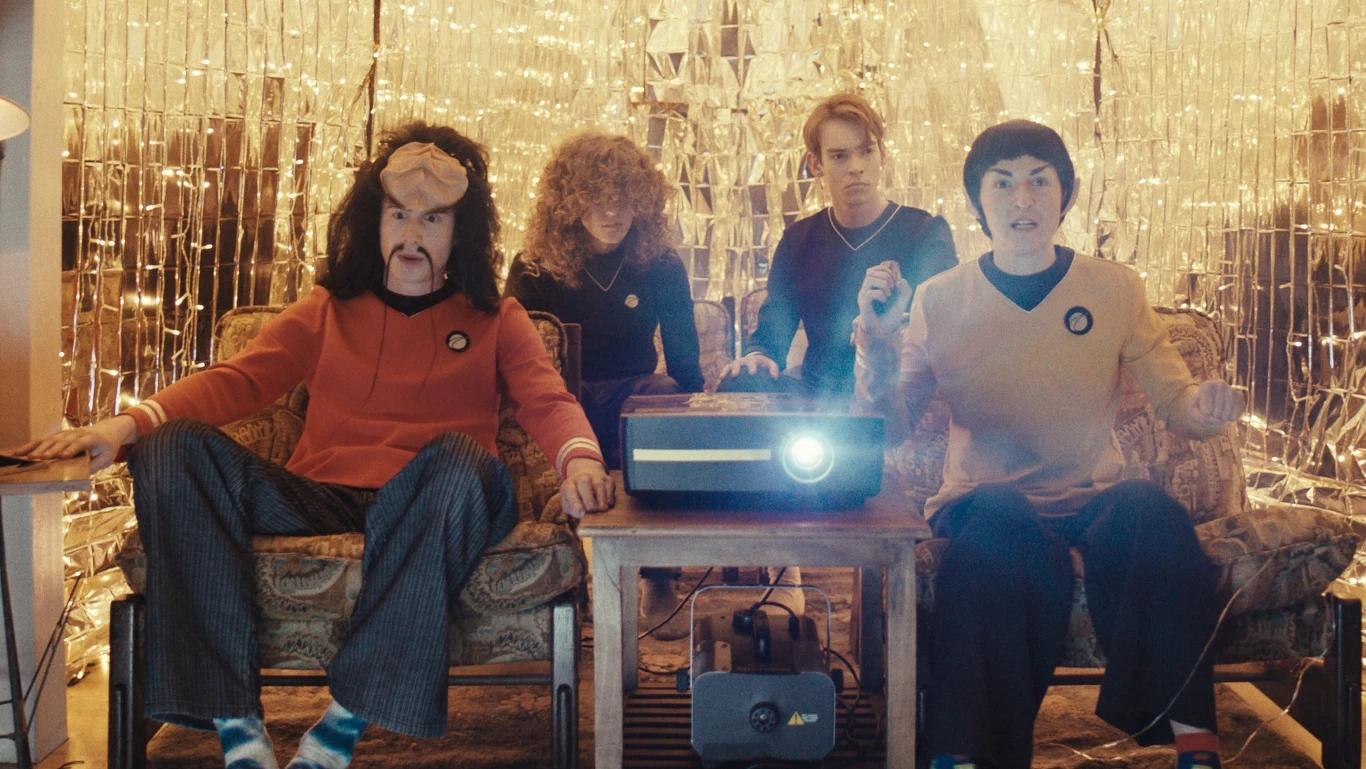 Filip Zaręba, Mikołaj Chilimończyk, Maciej Bisiorek i Agnieszka Rajda w filmie "LARP. Miłość, trolle i inne questy" Filip Zaręba, Mikołaj Chilimończyk, Maciej Bisiorek i Agnieszka Rajda w filmie "LARP. Miłość, trolle i inne questy"