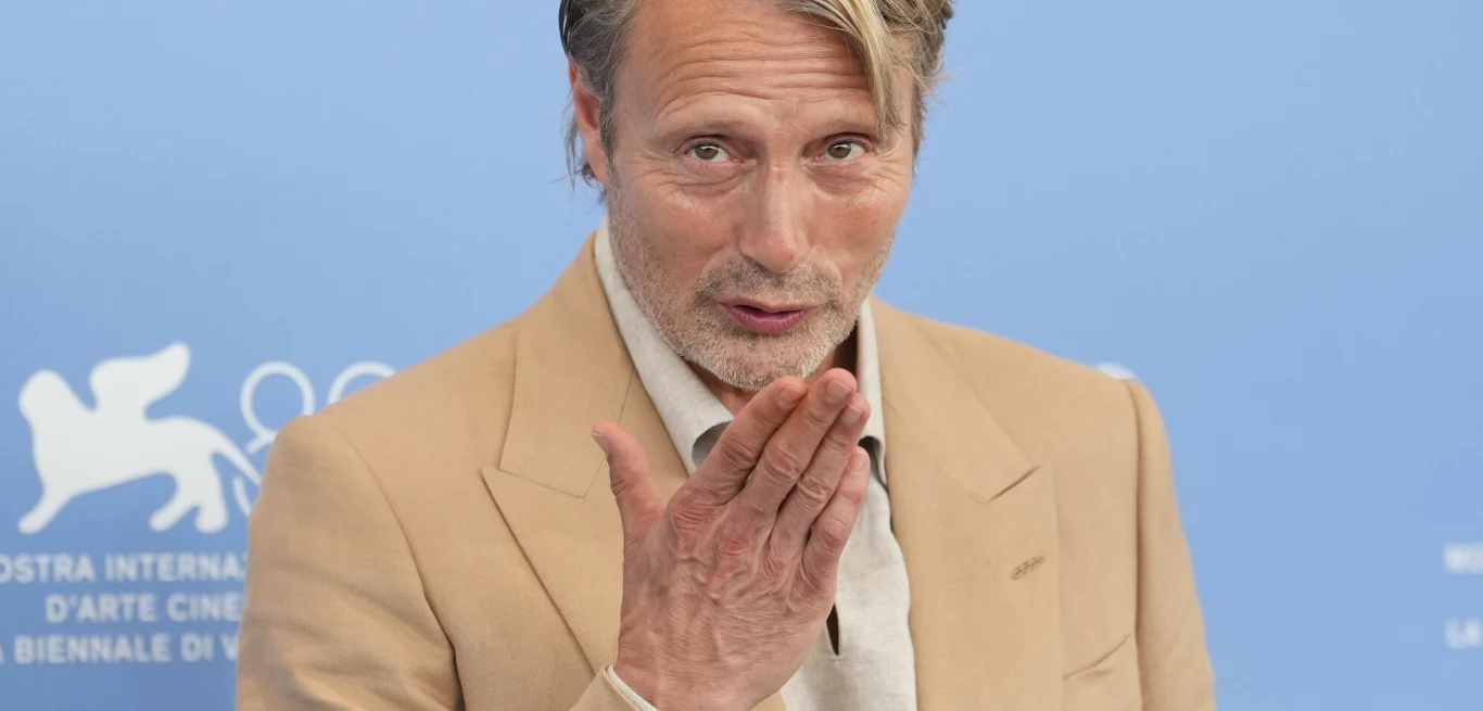 Mads Mikkelsen na festiwalu w Wenecji (2025) Mads Mikkelsen na festiwalu w Wenecji (2025)
