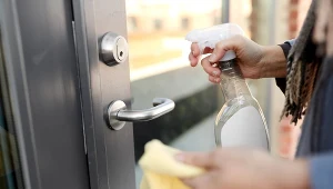 Jesienią pająki wchodzą do domu? Spryskaj tym drzwi wejściowe, a efekt cię zaskoczy