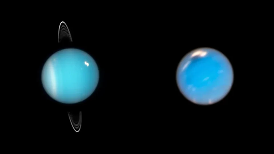 Uran i Neptun na zdjęciach z Kosmicznego Teleskopu Hubble'a. Dwie niebieskie planety na czarnym tle, po lewej widać planetę z pierścieniami, a po prawej mniejszy obiekt bez pierścieni, oba obiekty mocno rozświetlone, kontrastujące z czarnym tłem.