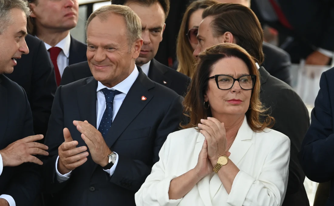 Małgorzata Kidawa-Błońska najprawdopodobniej pozostanie marszałek Senatu Uśmiechnięty mężczyzna w garniturze i kobieta w białym żakiecie z okularami stoją wspólnie w tłumie, bijąc brawo; w tle widoczne są inne osoby.