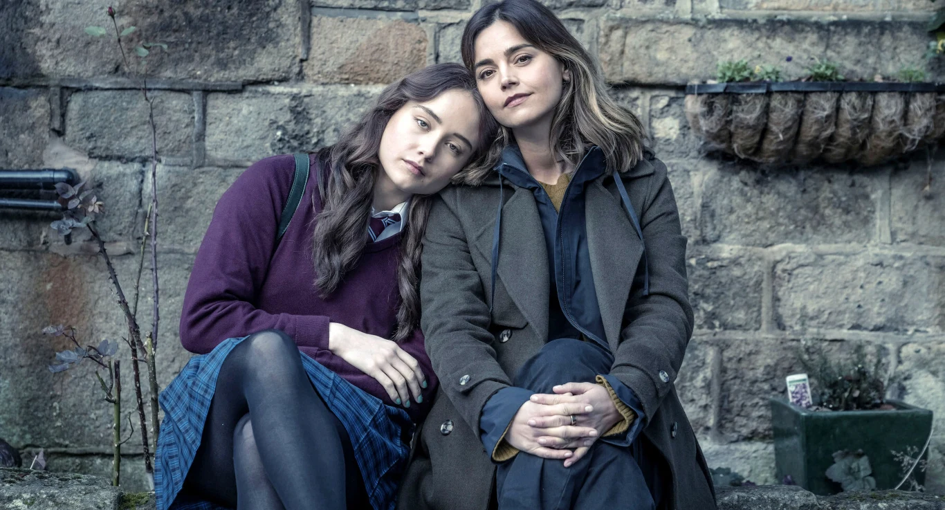 Jenna Coleman i Ruby Stokes w serialu "Pomost" ("The Jetty") Jenna Coleman i Ruby Stokes w serialu "Pomost" ("The Jetty")