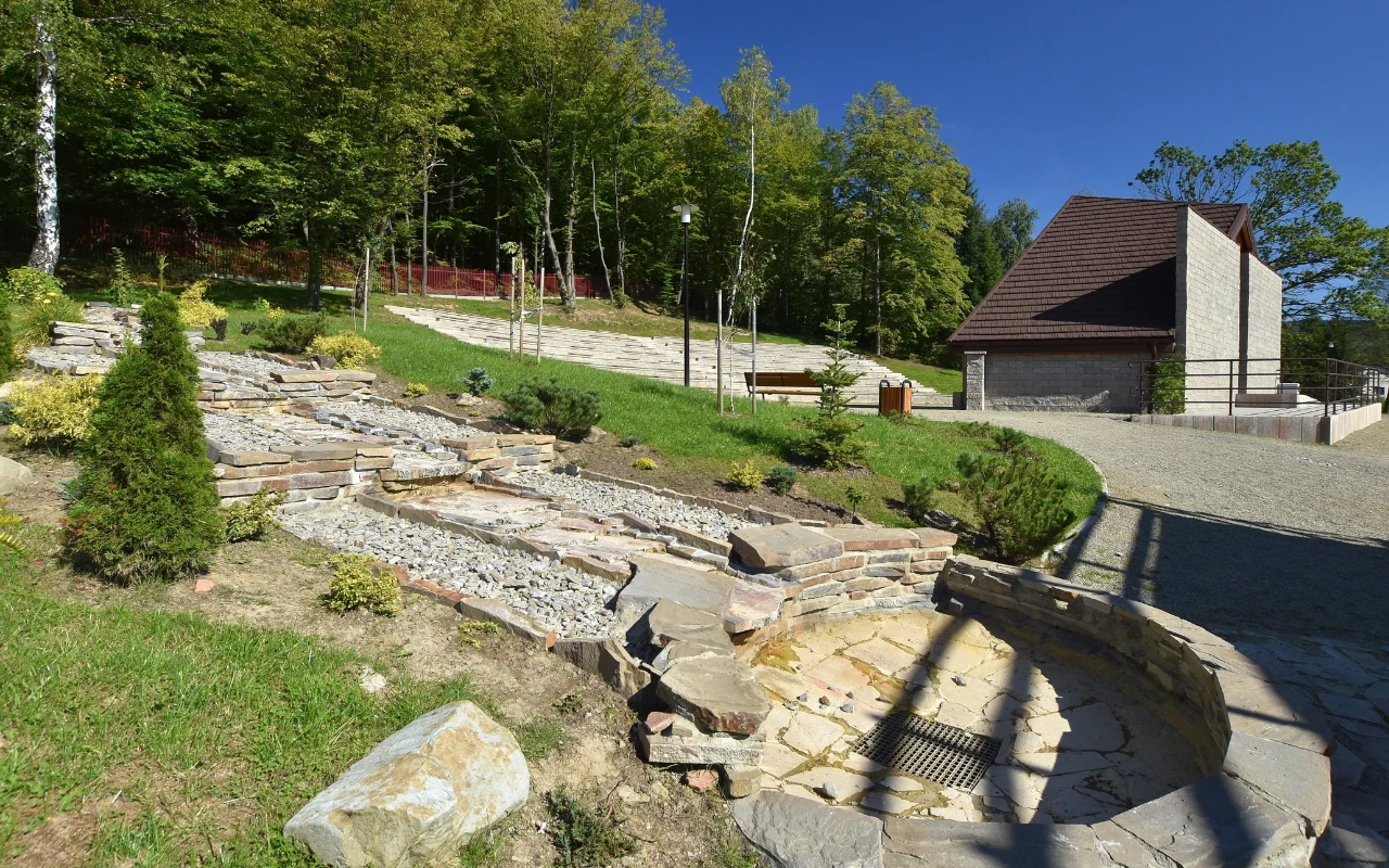 Najmniejsze uzdrowisko w Polsce. Dlaczego warto tutaj przyjechać jesienią?