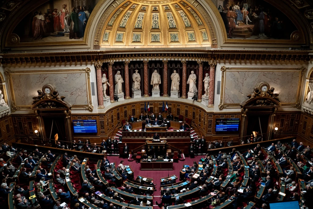 Głosowanie nad wotum nieufności dla rządu we Francji Głosowanie nad wotum nieufności dla rządu we Francji