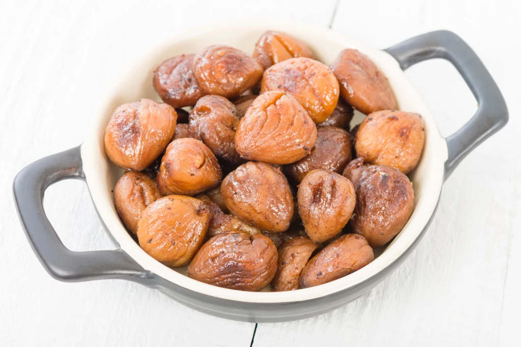 Kasztany możemy przygotować m.in. gotując je w wodzie Kasztany możemy przygotować m.in. gotując je w wodzie