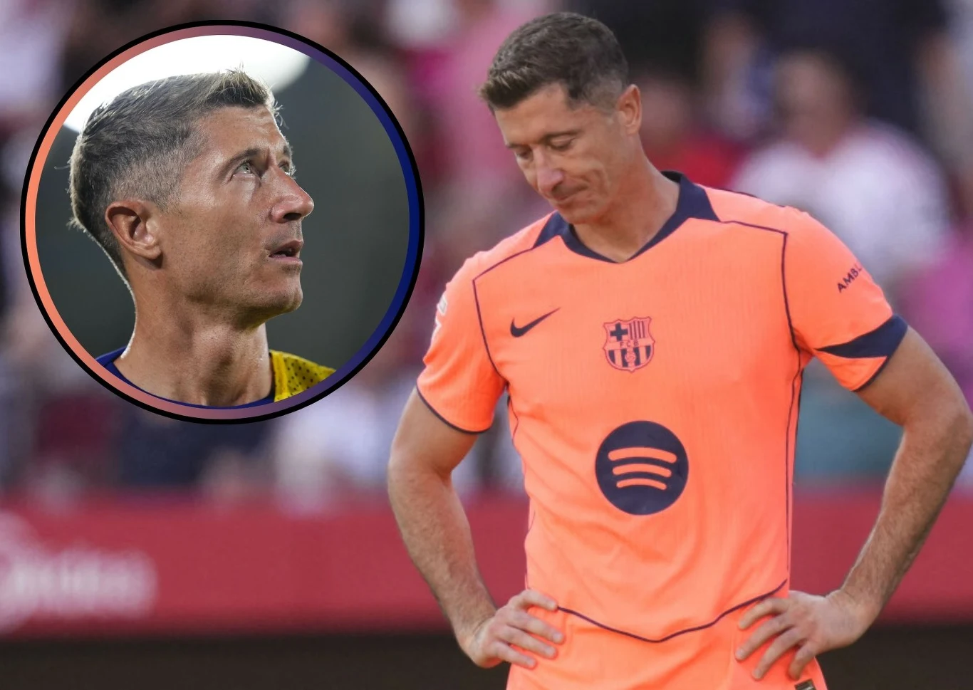 Robert Lewandowski Piłkarz w pomarańczowym stroju FC Barcelony stoi ze spuszczoną głową i rękami na biodrach na boisku, na pierwszym planie znajduje się okrągłe wstawienie z jego twarzą w innym stroju sportowym, tło rozmazane, sugerujące obecność widowni.