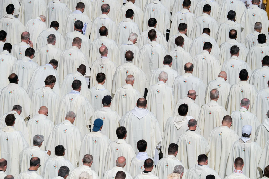 Komisja watykańska: Kościół katolicki zbyt wolno pomaga ofiarom nadużyć