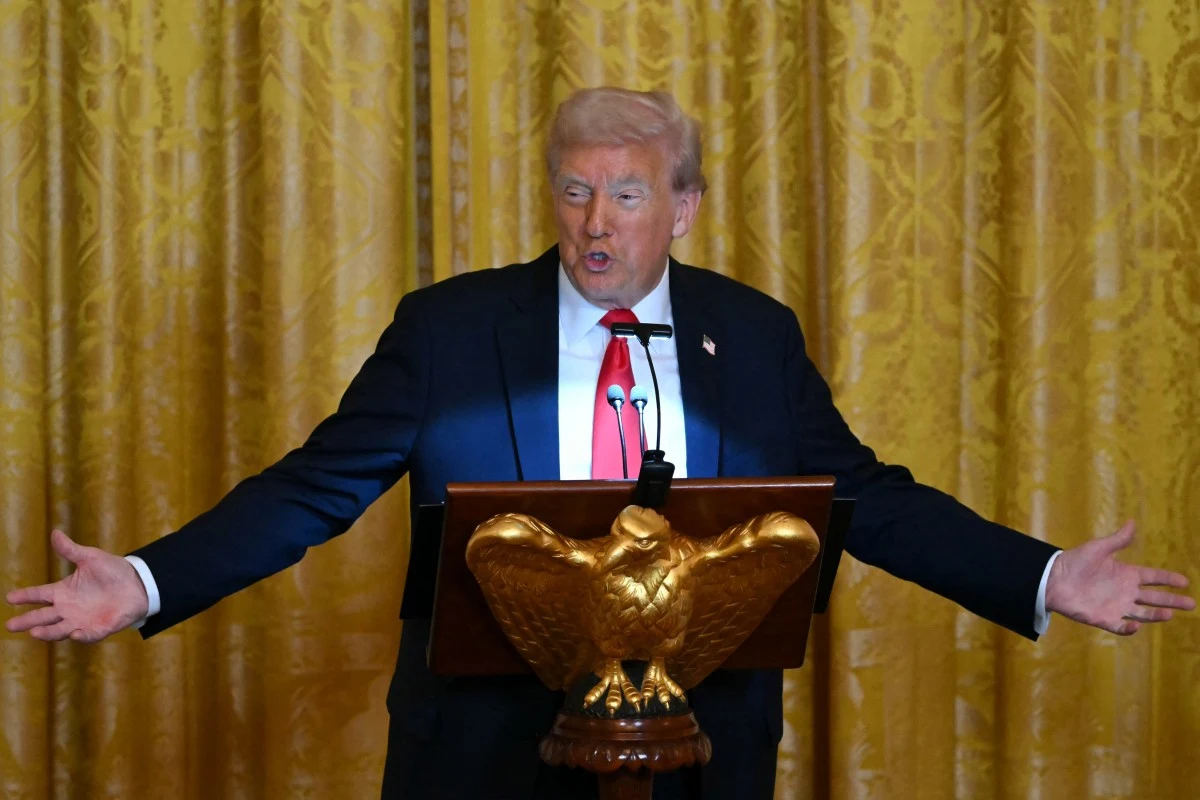 Stany Zjednoczone dążą do realizacji kolejnych punktów planu pokojowego Donalda Trumpa Mężczyzna w garniturze przemawiający zza drewnianej mównicy z dużym złotym orłem, na tle żółtej, dekoracyjnej kurtyny.