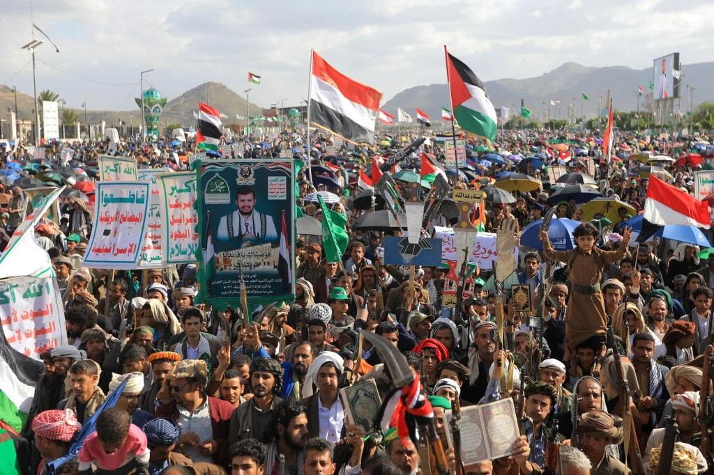 Manifestacja bojowników Huti w Sanie. W tle portret nieżyjącego już przywódcy ruchu Manifestacja bojowników Huti w Sanie. W tle portret nieżyjącego już przywódcy ruchu