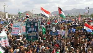 Manifestacja bojowników Huti w Sanie. W tle portret nieżyjącego już przywódcy ruchu