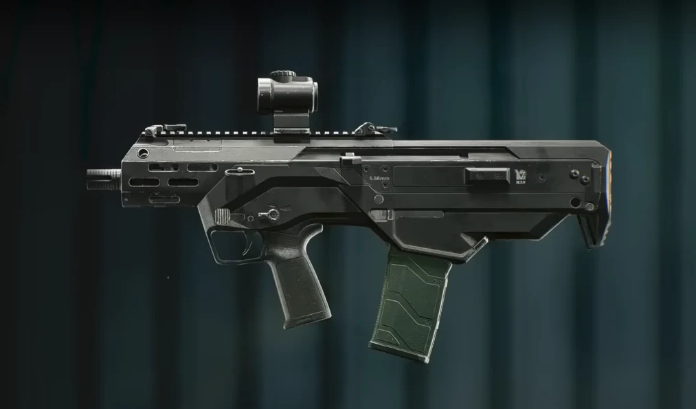 Nowoczesny karabin automatyczny typu bullpup w kolorze czarnym, wyposażony w celownik optyczny i przezroczysty magazynek, ustawiony na tle ciemnego, rozmytego tła.