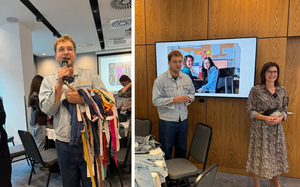 Mężczyzna w jasnej kurtce jeansowej trzyma mikrofon oraz kolorowe fragmenty tkanin, obok niego znajdują się uczestnicy spotkania przy okrągłych stołach, natomiast na drugim zdjęciu ta sama osoba stoi przy kobiecie w sukience przed ekranem prezentującym...