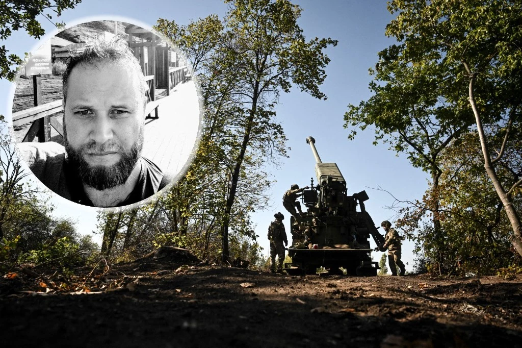 W obwodzie zaporoskim zginął rosyjski korespondent wojenny Grupa żołnierzy przy obsłudze ciężkiej artylerii w lesie, wkomponowane czarno-białe zdjęcie portretowe brodatego mężczyzny w okrągłej ramce w lewym górnym rogu