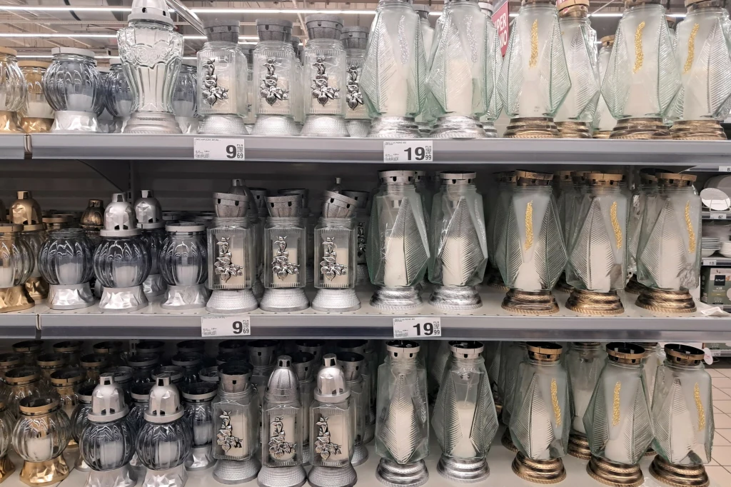 Zdaniem duchownego, znicze z symbolami religijnymi nie powinny być sprzedawane Zdaniem duchownego, znicze z symbolami religijnymi nie powinny być sprzedawane