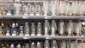 Te znicze nie nadają się na cmentarz. Ksiądz ostrzega