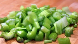 Obniża cukier, spala tłuszcz z brzucha i dobrze nawadnia. Cud z warzywniaka