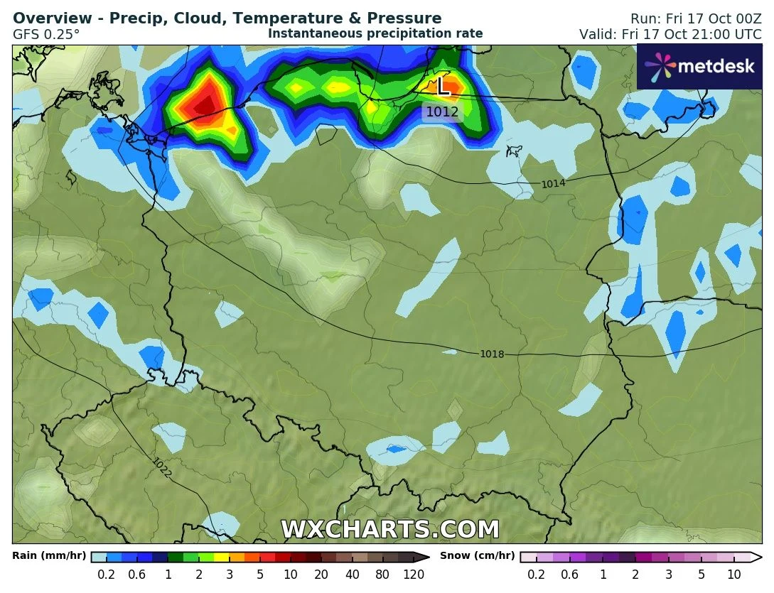 Kolorowa mapa pogody koncentrująca się na terenie północnej Polski z widocznym silnym opadem deszczu nad wybrzeżem Morza Bałtyckiego oraz oznaczeniami ciśnienia atmosferycznego i strefami zachmurzenia.