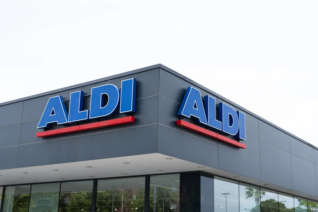 Logo sieci Aldi na budynku sklepu