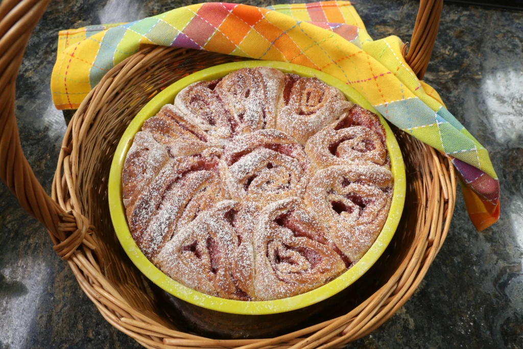 Pyszna drożdżówka z konfiturą malinową - przepis Ewy Wachowicz Pyszna drożdżówka z konfiturą malinową - przepis Ewy Wachowicz