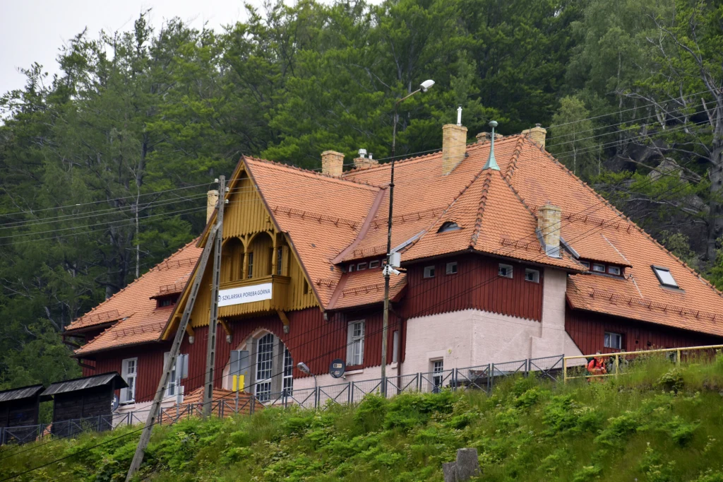 Dworzec w Szklarskiej Porębie ulokowany jest w sercu Karkonoszy
