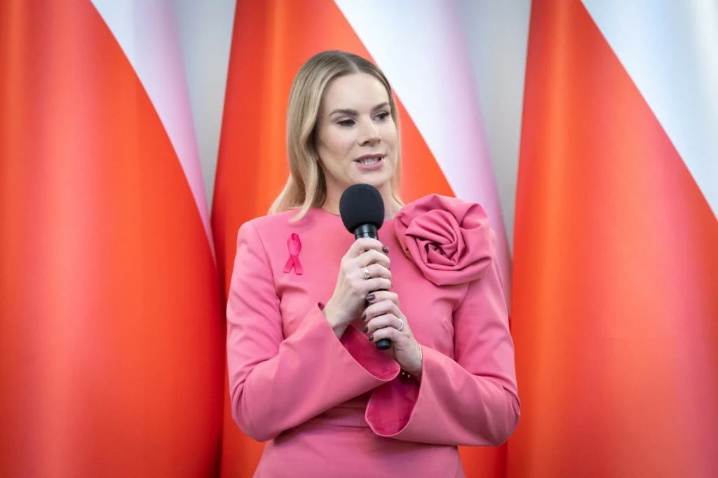 Marta Nawrocka na spotkanie z Amazonkami założyła różowy kostium, który zdaniem pewnej stylistki był "przekombinowany"