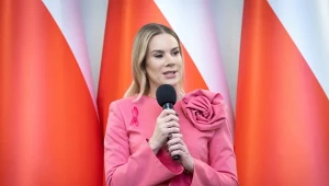 Marta Nawrocka w ogniu krytyki. Chodzi o różowy kostium