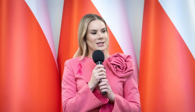 Marta Nawrocka na spotkanie z Amazonkami założyła różowy kostium, który zdaniem pewnej stylistki był "przekombinowany"