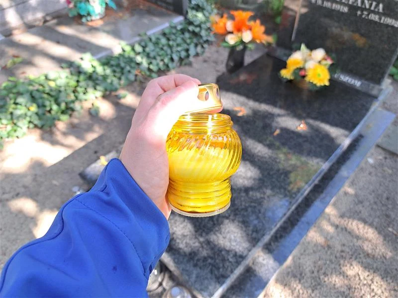 W prosty sposób przedłużysz trwałość zniczy na Wszystkich Świętych