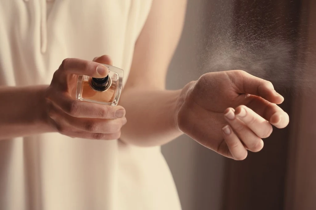 Spróbuj "pudrowej" metody aplikacji zapachu, zamiast spryskiwania. Zobaczysz różnicę Spróbuj "pudrowej" metody aplikacji zapachu, zamiast spryskiwania. Zobaczysz różnicę