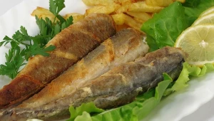 W PRL-u była popularnym punktem w menu smażalni. Ma chude mięso i mało ości