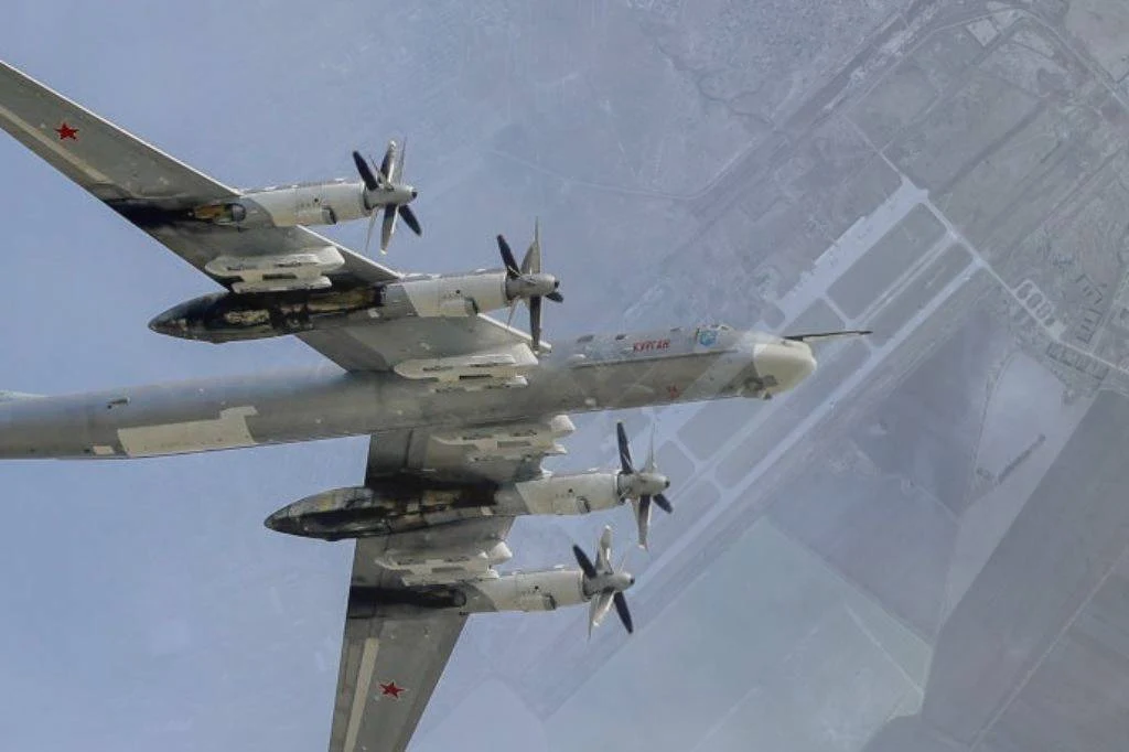W bazie Engels-2 stacjonują m.in. rosyjskie bombowce strategiczne Tu-95 Rosyjski bombowiec strategiczny z czterema silnikami turbośmigłowymi w locie nad lotniskiem, widocznym w oddali pod skrzydłami samolotu.