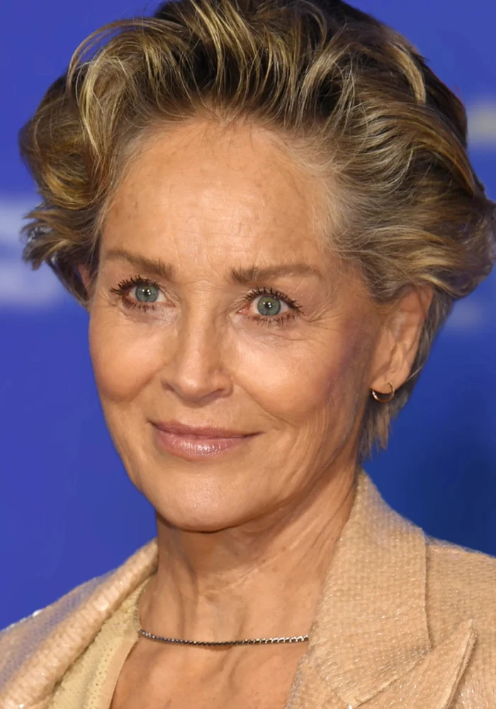 Jasnoróżowa, lekko satynowa pomadka nawilża usta i dodaje im blasku