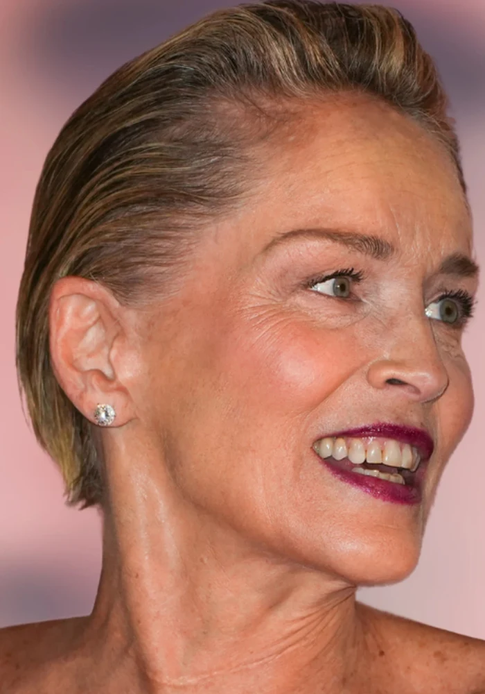 Malinowy odcień pomadki daje kontrast, który wybiela zęby i dodaje energii twarzy