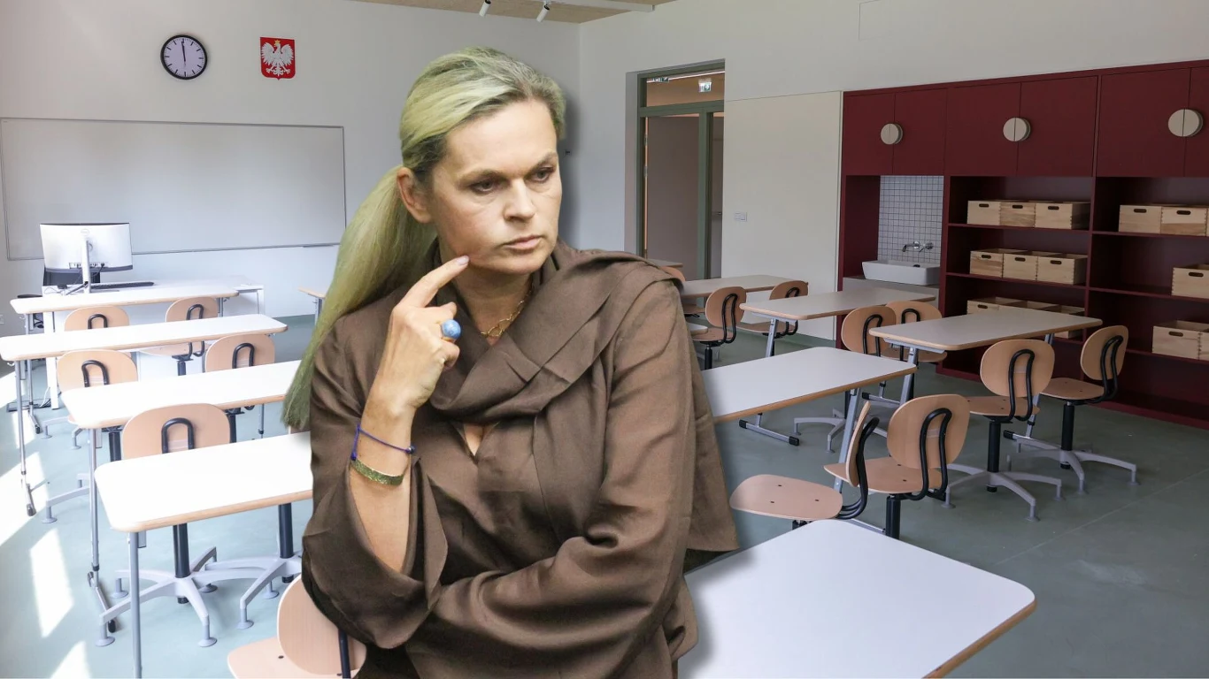 Minister edukacji narodowej Barbara Nowacka Kobieta z długimi blond włosami w brązowym stroju stoi w pustej, jasnej sali lekcyjnej z nowoczesnym wyposażeniem, białą tablicą i zegarem na ścianie.