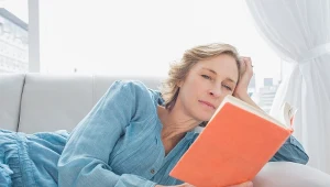 7 nawyków, przez które skóra starzeje się szybciej. Wydają się niepozorne