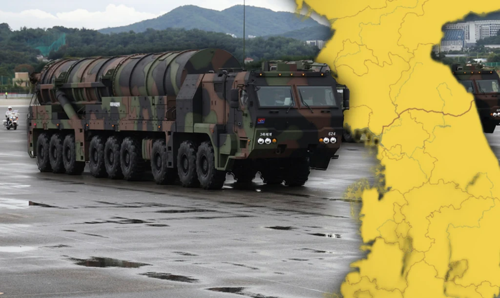 Południowokoreański pocisk Hyunmoo-5 na platformie kołowej oraz mapa obu Korei w rejonie granicy państw