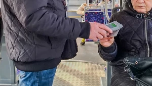 Podczas kontroli biletów łatwo pomylić czytnik z terminalem