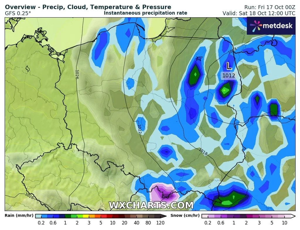 Kolorowa mapa meteorologiczna Europy Środkowo-Wschodniej prezentująca rozkład opadów, chmur, temperatury i ciśnienia atmosferycznego wraz z oznaczeniami izobar oraz miejsc występowania intensywniejszych opadów i niskiego ciśnienia.