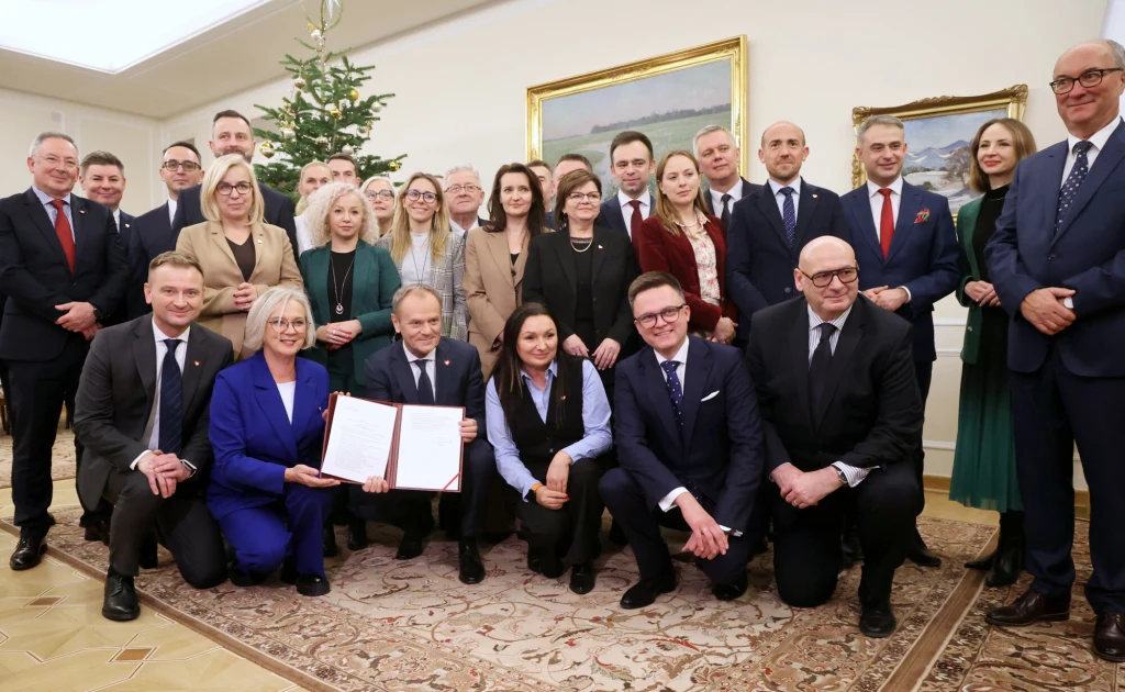 Premier Donald Tusk z partnerami koalicji rządzącej w grudniu 2023 roku