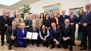 Premier Donald Tusk z partnerami koalicji rządzącej w grudniu 2023 roku